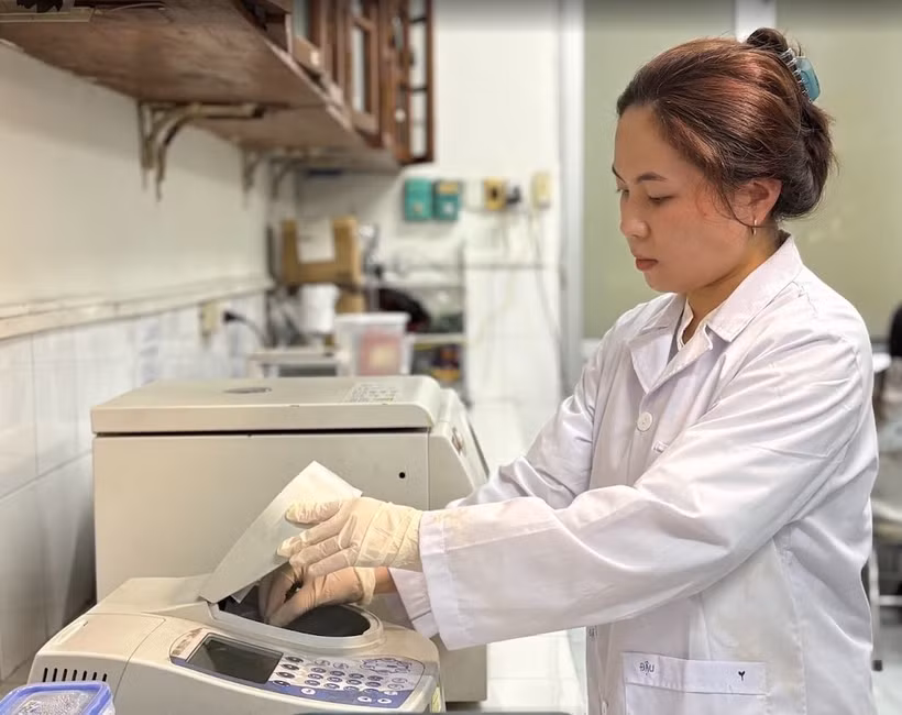 Học viên thực hiện nghiên cứu khoa học tại Trường Đại học Khoa học Tự nhiên, Đại học Quốc gia Hà Nội. (Ảnh: Phạm Mai/Vietnam+) 