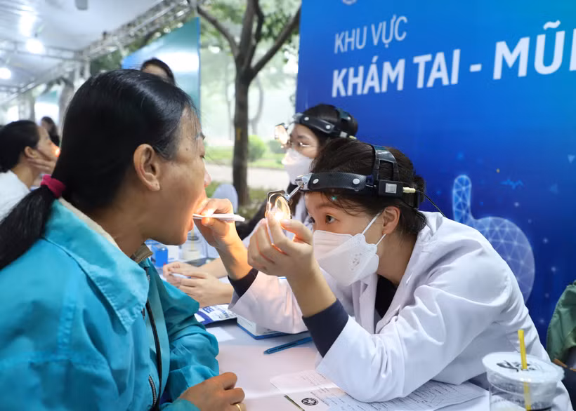 Các bác sỹ khám sức khoẻ miễn phí cho người dân. (Ảnh minh họa: PV/Vietnam+)