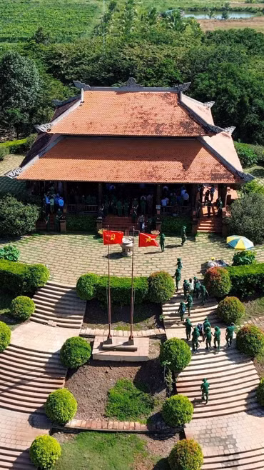 Trên mảnh đất biên cương Tây Ninh, Khu tưởng niệm liệt sỹ Thanh niên xung phong Thành phố Hồ Chí Minh là nơi những người đồng đội trở về tri ân và gặp lại nhau trong ký ức. (Ảnh: Giang Phương/TTXVN)