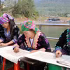 Nghệ thuật vẽ sáp ong trên vải được đồng bào Mông (Tuyên Quang) tích cực gìn giữ, trao truyền từ đời này qua đời khác. (Ảnh: Nguyễn Oanh/TTXVN)