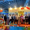 Các đại biểu chụp ảnh chung tại triển lãm. (Ảnh: TTXVN phát)