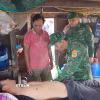Quân y Bộ đội Biên phòng tỉnh Quảng Trị cấp cứu kịp thời ngư dân gặp nạn trên biển. (Ảnh: TTXVN phát)