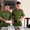 Cơ quan Công an thu giữ tang vật vụ án. (Ảnh: TTXVN phát)