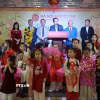 Đại sứ Việt Nam tại Liên bang Nga Đặng Minh Khôi chụp ảnh lưu niệm với con em cộng đồng người Việt Nam tại Liên bang Nga. (Ảnh: Lê Quang Vinh/TTXVN)