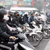 Người dân chấp hành hiệu lệnh đèn tín hiệu giao thông tại tuyến đường Khuất Duy Tiến-Nguyễn Trãi, Hà Nội. (Ảnh: Phạm Kiên/TTXVN)