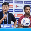 Huấn luyện viên Kim Sang-sik (áo đen) kỳ vọng Xuân Son tiếp tục tỏa sáng ở chung kết ASEAN Cup 2026 trước Thái Lan. (Ảnh: Việt Anh/Vietnam+)