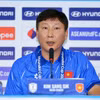 Huấn luyện viên Kim Sang-sik trả lời họp báo trước trận bán kết lượt về ASEAN Cup 2026. (Ảnh: VFF)