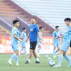 Huấn luyện viên Kim Sang-sik (áo xanh đậm) cùng các học trò quyết tâm hướng đến chiến thắng ở trận đấu gặp Đội tuyển Lào. (Ảnh: VFF)