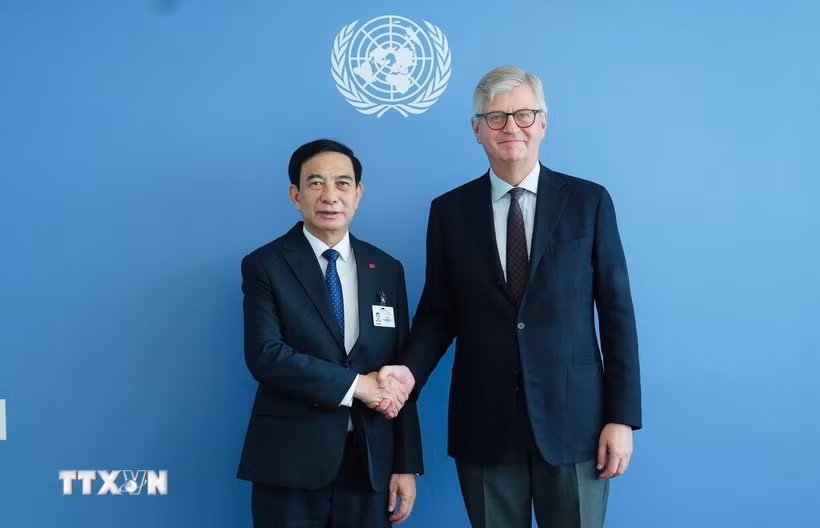 Phó Thủ tướng, Bộ trưởng Quốc phòng Phan Văn Giang hội kiến Phó Tổng Thư ký Liên hợp quốc phụ trách hoạt động gìn giữ hòa bình Jean-Pierre Lacroix. (Ảnh: Đoàn Hùng/TTXVN)