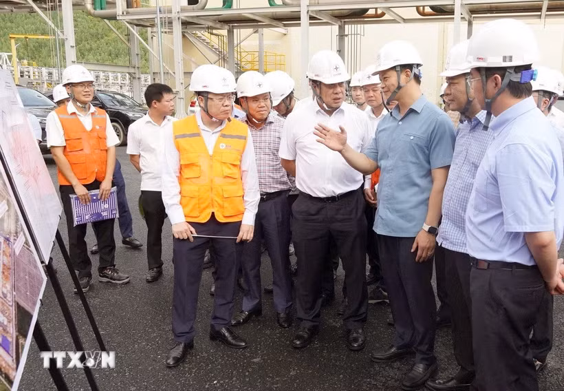 Bí thư Tỉnh ủy Quảng Trị Vương Quốc Tuấn kiểm tra thực địa các dự án tại Trung tâm Điện lực Quảng Trạch. (Ảnh: Nguyên Linh/TTXVN)