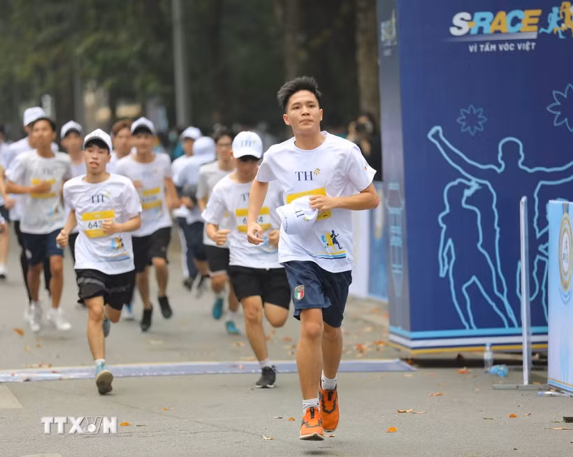 Các vận động viên tham gia Giải chạy S-Race Hà Nội - Vì tầm vóc Việt. (Ảnh: Thanh Tùng/TTXVN)