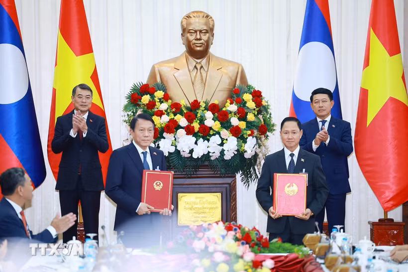 Thủ tướng Lê Minh Hưng và Thủ tướng Lào Saleumxay Kommasith chứng kiến trao Biên bản bàn giao hệ thống quản lý dân cư và căn cước công dân tại Lào giữa Bộ Công an Việt Nam và Bộ Công an Lào. (Ảnh: Dương Giang/TTXVN)