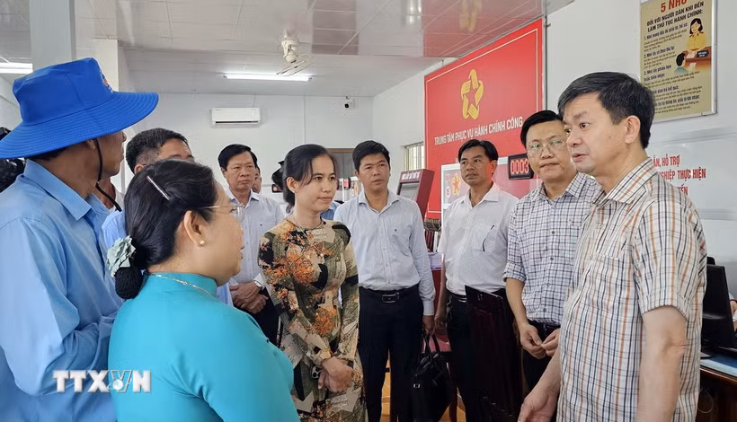 Ông Lê Quang Tùng, Ủy viên Trung ương đảng, Bí thư Thành ủy Cần Thơ (bìa phải) kiểm tra hoạt động tại Trung tâm phục vụ hành chính công xã Liêu Tú. (Ảnh: Trung Hiếu/TTXVN)