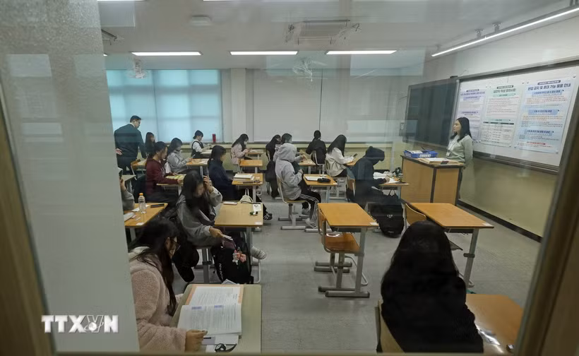 Thí sinh tại một điểm thi đại học ở Daejeon, Hàn Quốc, ngày 13/11/2025. (Ảnh: Yonhap/TTXVN)