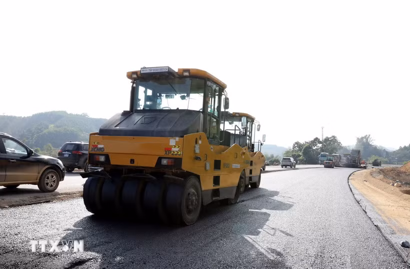 Thi công cao tốc Đồng Đăng-Trà Lĩnh đoạn qua địa bàn xã Văn Lãng, Lạng Sơn. (Ảnh: Văn Đạt/TTXVN)