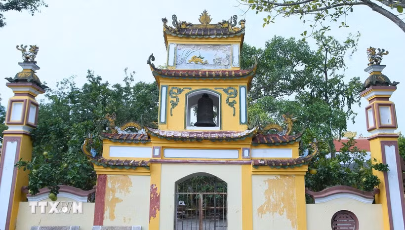 Cổng trước Di tích Quốc gia Đền Cây Quế. (Ảnh: Công Luật/TTXVN)