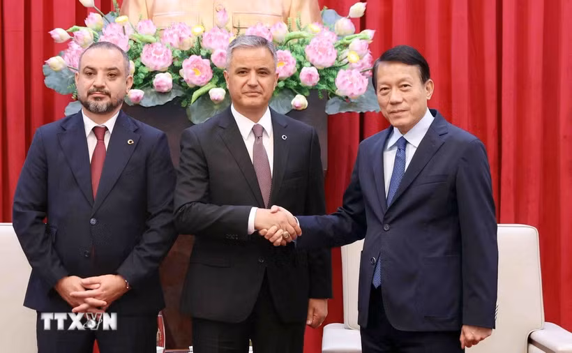 Bộ trưởng Bộ Công an Lương Tam Quang tiếp Phó Chủ tịch Hội đồng quản trị, Đồng sáng lập Tập đoàn ICT Murat Kaya và Chủ tịch Tập đoàn ANVI Adalat Bakhisov của Thổ Nhĩ Kỳ. (Ảnh: Phạm Kiên/TTXVN)