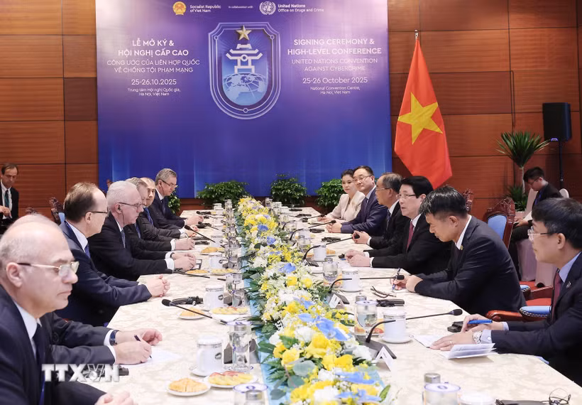 Chủ tịch nước Lương Cường tiếp Tổng Công tố Nga Alexander Vladimirovich Gutsan. (Ảnh: Lâm Khánh/TTXVN)