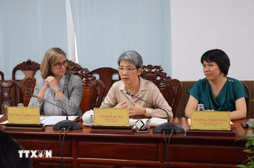 Bà Lê Kim Dung, Giám đốc quốc gia Tổ chức CARE thông tin các nội dung của Dự án C4G. (Ảnh: Thanh Liêm/TTXVN)