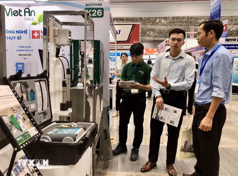 Người mua hàng tìm kiếm nguồn cung linh kiện, thiết bị mới tại triển lãm. (Ảnh: Mỹ Phương/TTXVN)