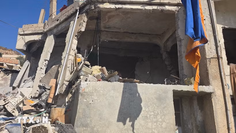 Tòa nhà bị phá hủy sau các cuộc không kích của Israel xuống Beit Jinn, Syria. (Ảnh: THX/TTXVN phát)