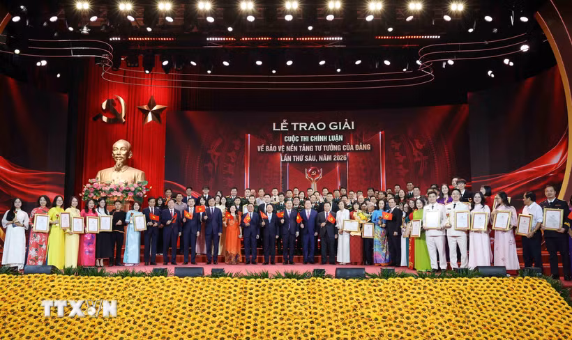 Các đồng chí lãnh đạo Đảng, Nhà nước cùng các tác giả đoạt giải Cuộc thi chính luận về bảo vệ nền tảng tư tưởng của Đảng lần thứ 6. (Ảnh: Phương Hoa/TTXVN)