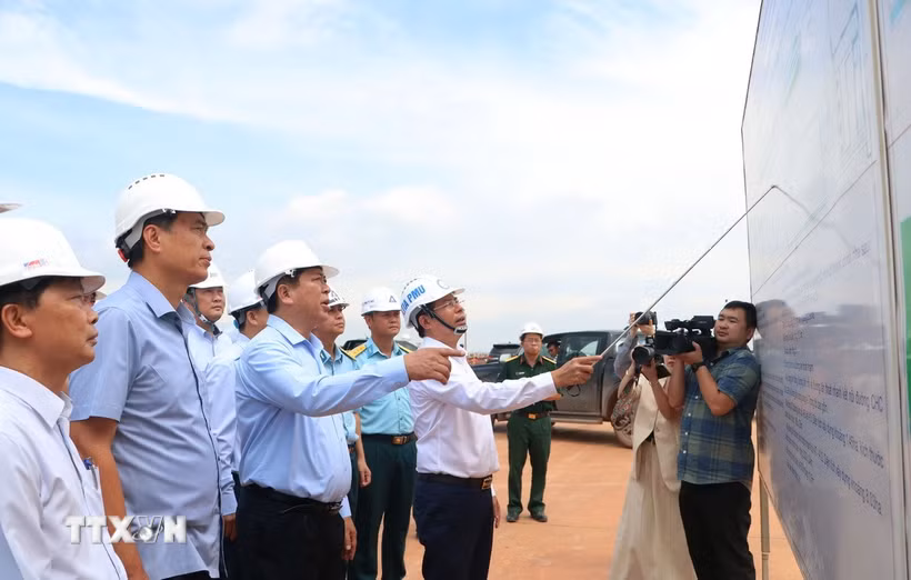 Bộ Trưởng Bộ Xây dựng Trần Hồng Minh kiểm tra tiến độ thi công sân bay Long Thành. (Ảnh: Công Phong/TTXVN)