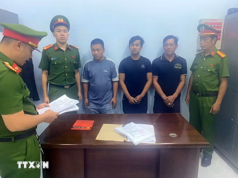3 tài xế bị bắt khẩn cấp sau khi gây rối trật tự công cộng, làm ách tắc giao thông kéo dài. (Ảnh: TTXVN phát)