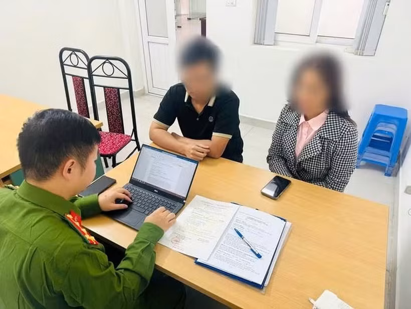 Công an làm việc với những người liên quan đến vụ việc. (Ảnh: Công an TP Hà Nội)