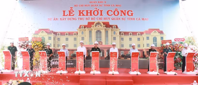 Các đại biểu thực hiện nghi thức khởi công dự án. (Ảnh: Huỳnh Anh/TTXVN)