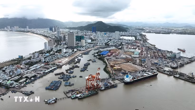 Cảng Quy Nhơn là Cảng tổng hợp quốc gia, nằm trong Vịnh Quy Nhơn, rất thuận lợi cho tàu neo đậu và xếp dỡ hàng quanh năm. (Ảnh: Vũ Sinh/TTXVN)
