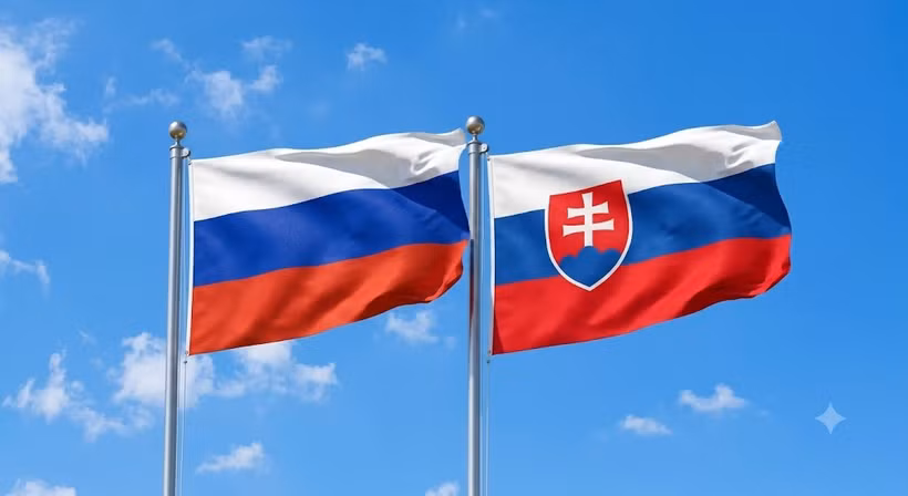 Cờ Nga và cờ Slovakia. (Ảnh minh họa: Gemini)
