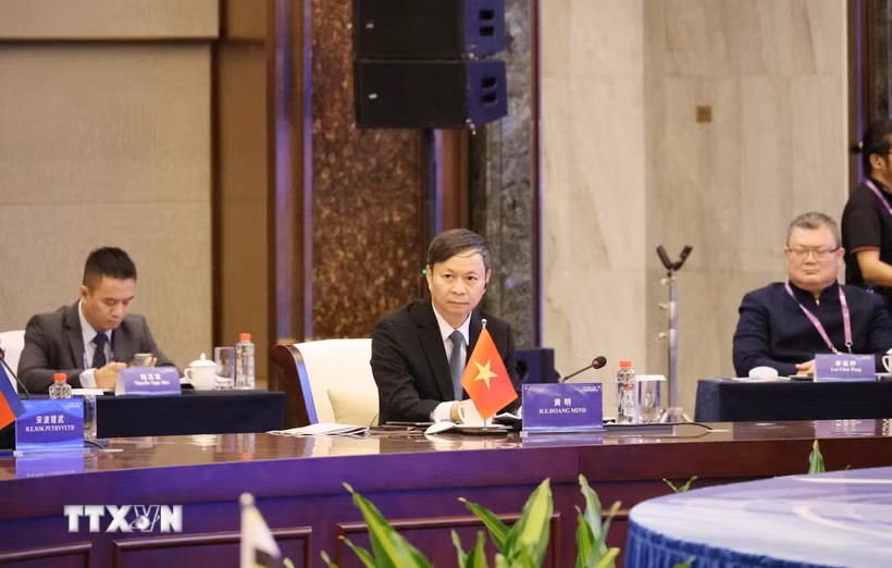 Thứ trưởng Bộ Khoa học và Công nghệ Hoàng Minh phát biểu tham luận tại hội nghị. (Ảnh: Công Tuyên/TTXVN)
