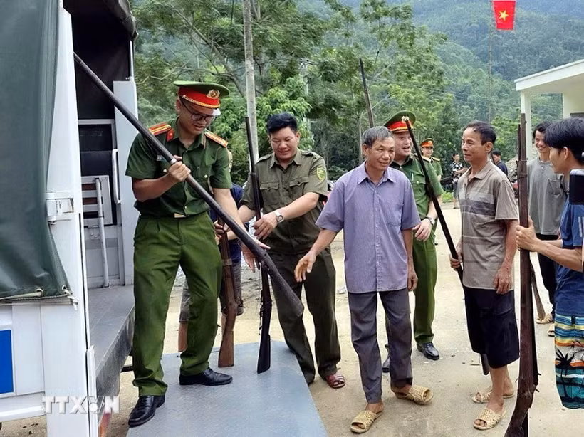 Người dân đến tự nguyện giao nộp tại xã Thuận Hòa. (Ảnh: TTXVN phát)