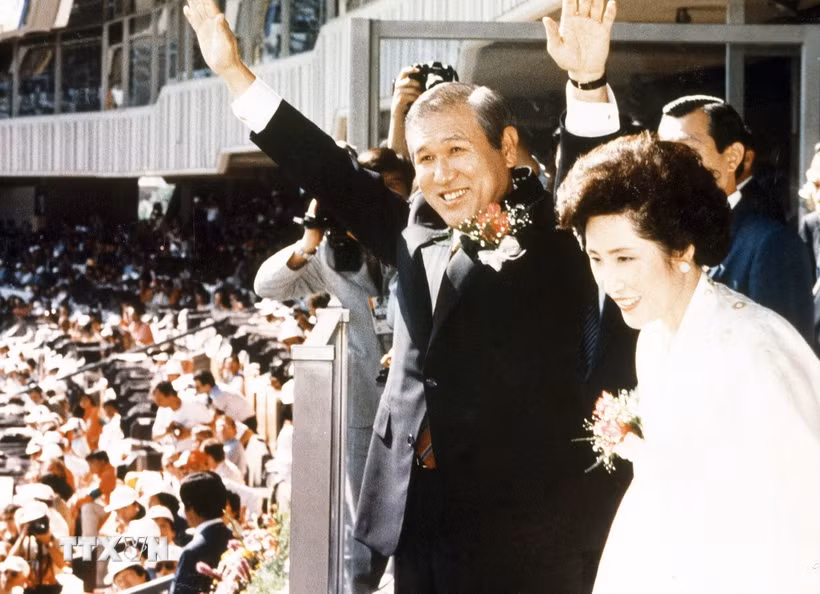 Cựu Tổng thống Hàn Quốc Roh Tae-woo (trái) và phu nhân Kim Ok-sook dự lễ khai mạc Olympic mùa hè 1988 tại Seoul, ngày 17/9/1988. (Ảnh: Yonhap/TTXVN)