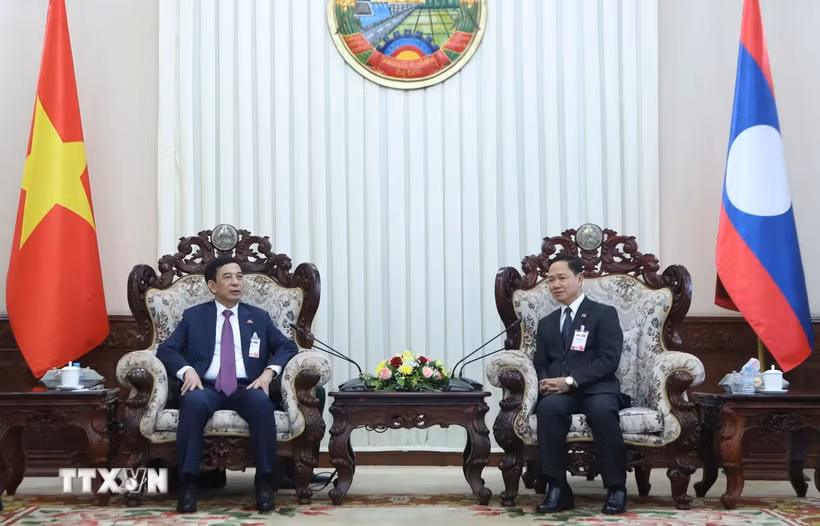 Đại tướng Phan Văn Giang, Bộ trưởng Bộ Quốc phòng Việt Nam gặp Đại tướng Khamlieng Outhakaysone, Bộ trưởng Bộ Quốc phòng Lào. (Ảnh: Xuân Tú/TTXVN)