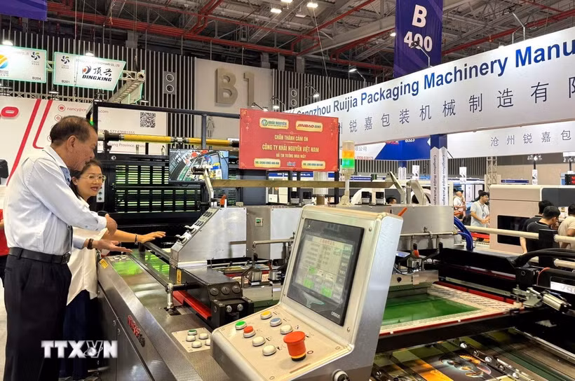 Khách tìm hiểu công nghệ sản xuất mới tại VietnamPrintPack 2026. (Ảnh: Mỹ Phương/TTXVN)