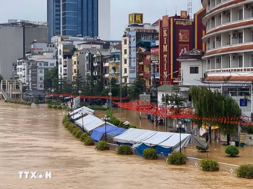 Phố đi bộ Kim Đồng, phường Thục Phán (Cao Bằng) bị ngập trong nước lũ. (Ảnh: TTXVN phát)