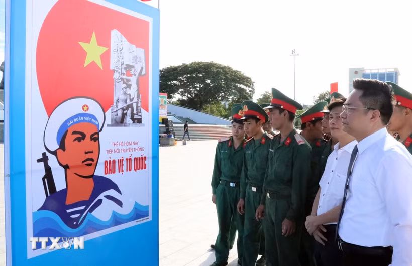 Triển lãm tranh cổ động tuyên truyền chủ quyền Biên giới và Biển đảo Tổ quốc tại Ninh Thuận. (Ảnh: Công Thử/TTXVN)