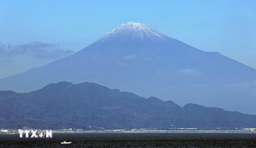 Năm 2024, núi Phú Sĩ đón đợt tuyết rơi đầu tiên trong mùa vào ngày 6/11/2024. (Ảnh: Kyodo/TTXVN)