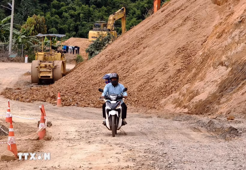 Đoạn Quốc lộ 28 qua khu vực giáp ranh giữa xã Phúc Thọ Lâm Hà và Tà Đùng xuất hiện tình trạng sụt lún nghiêm trọng sau các đợt mưa lớn kéo dài. (Ảnh: Nguyễn Huy Thành/TTXVN)