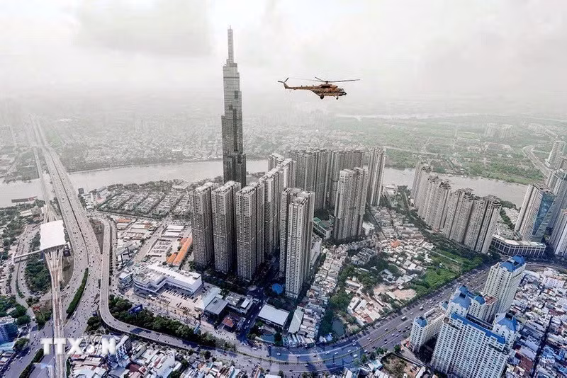 Việt Nam luôn nằm trong top những quốc gia có nền kinh tế tăng trưởng cao. Trong ảnh: Thành phố Hồ Chí Minh là trung tâm tài chính lớn nhất và là đầu tàu kinh tế quan trọng nhất của cả nước. (Ảnh: Thanh Vũ/TTXVN)