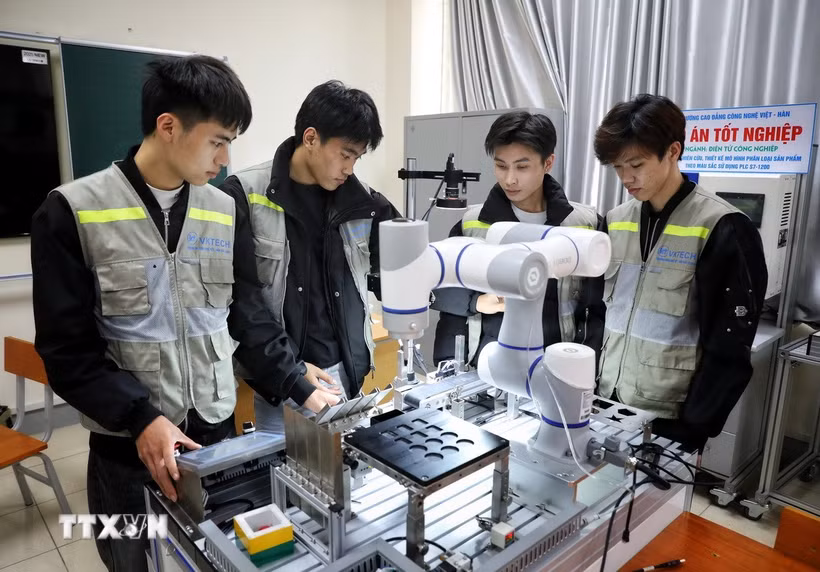 Sinh viên thực tập Môn lập trình vi điều khiển tại Trường Cao đẳng Công nghệ Việt-Hàn Bắc Giang. (Ảnh: Danh Lam/TXVN)