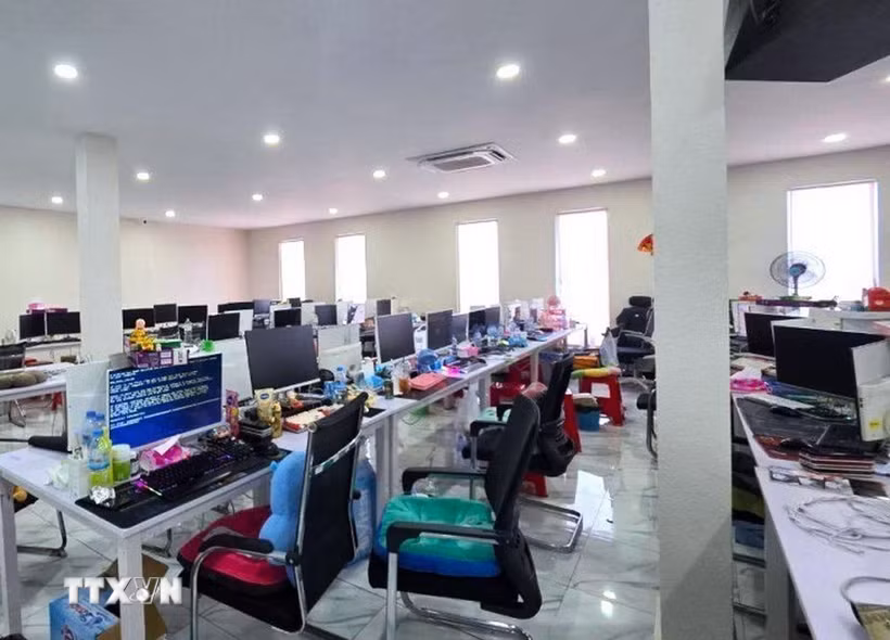 Một tòa nhà được dùng cho hoạt động lừa đảo trực tuyến tại thành phố Poipet. (Ảnh: AKP/TTXVN phát)