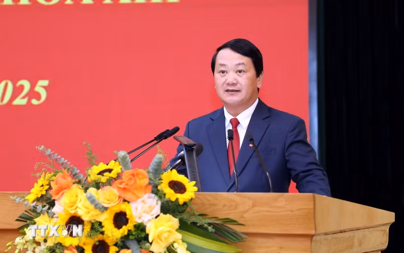 Đồng chí Hầu A Lềnh, Ủy viên Trung ương Đảng, Bí thư Tỉnh ủy Tuyên Quang phát biểu tại Hội nghị lần thứ hai BCH Đảng bộ tỉnh Tuyên Quang khóa I. (Ảnh: Quang Cường/TTXVN)