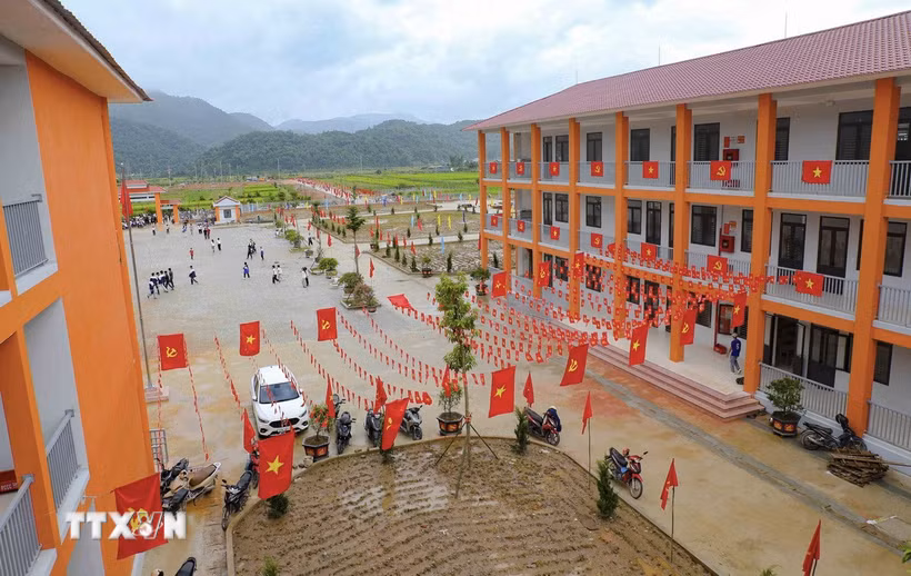 Cờ Đảng, cờ Tổ quốc được trang trí dọc các dãy nhà, tạo sắc màu nổi bật trong khuôn viên Trường Phổ thông nội trú Tiểu học và THCS Sam Mứn. (Ảnh: Xuân Tư/TTXVN)