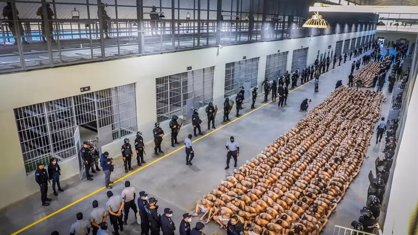 Tù nhân bị giam giữ tại nhà tù Cecot ở Tecoluca, El Salvador ngày 24/2/2023. (Ảnh: Getty Images)