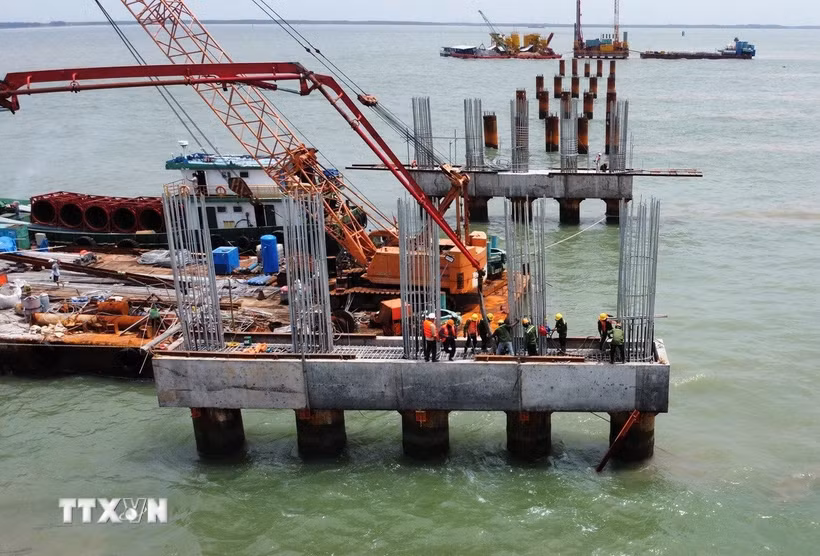 Binh đoàn 12 đã huy động hơn 1.000 kỹ sư, công nhân, 220 thiết bị máy móc phục vụ thi công Dự án Đường giao thông ra đảo Hòn Khoai. (Ảnh: Tuấn Phi/TTXVN)