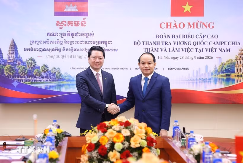 Tổng Thanh tra Chính phủ Việt Nam Nguyễn Quốc Đoàn và Bộ trưởng Bộ Thanh tra Vương quốc Campuchia Sok Soken tại hội đàm. (Ảnh: Văn Điệp/TTXVN)