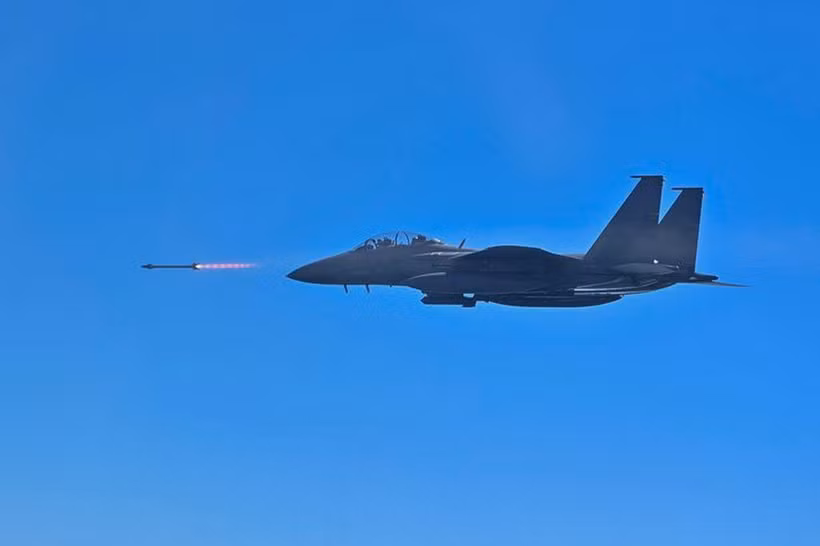 Một máy bay chiến đấu F-15K phóng tên lửa không đối không AIM-9X trong một buổi huấn luyện trên trường bắn ở Biển Tây, ngày 20/5. (Nguồn: Yonhap)